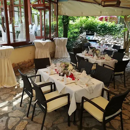 尼德兰德斯彻酒店 4* 什未林